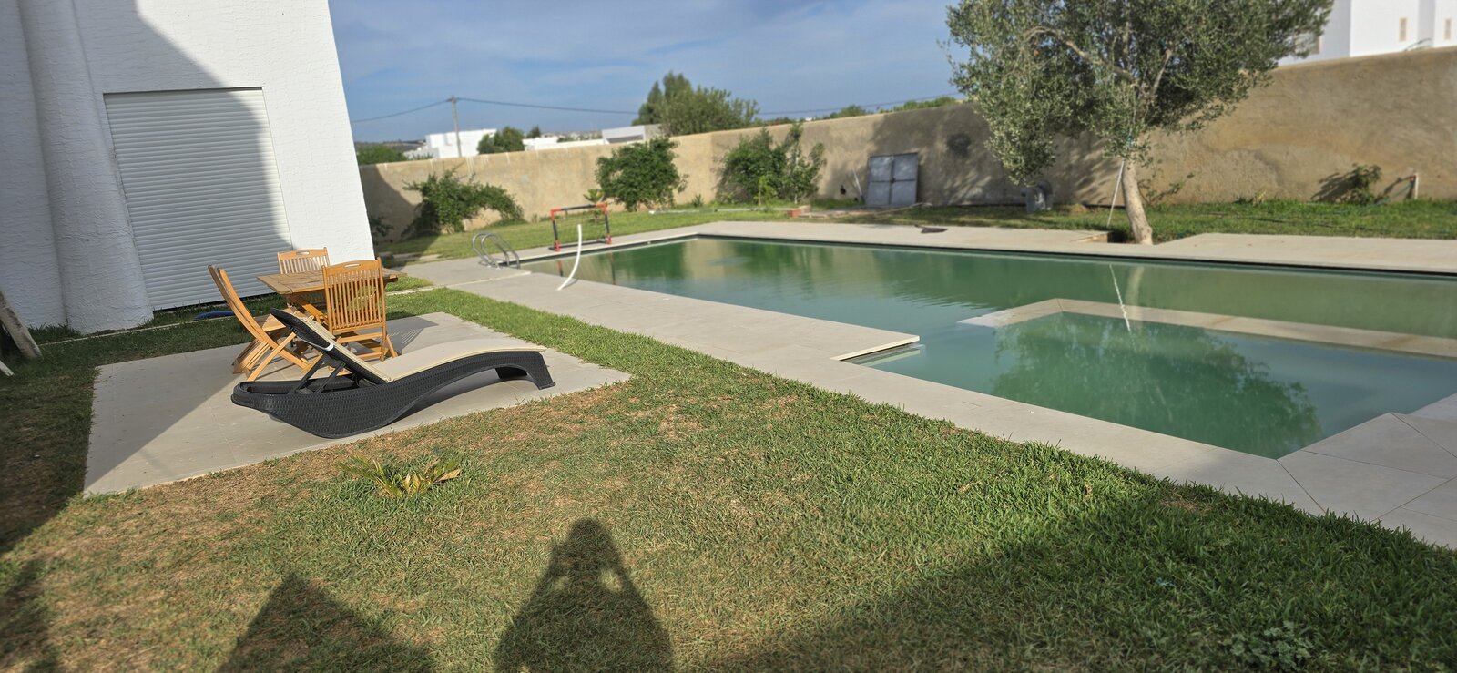 Transat au bord de la piscine, villa Dar Sekia Hammamet