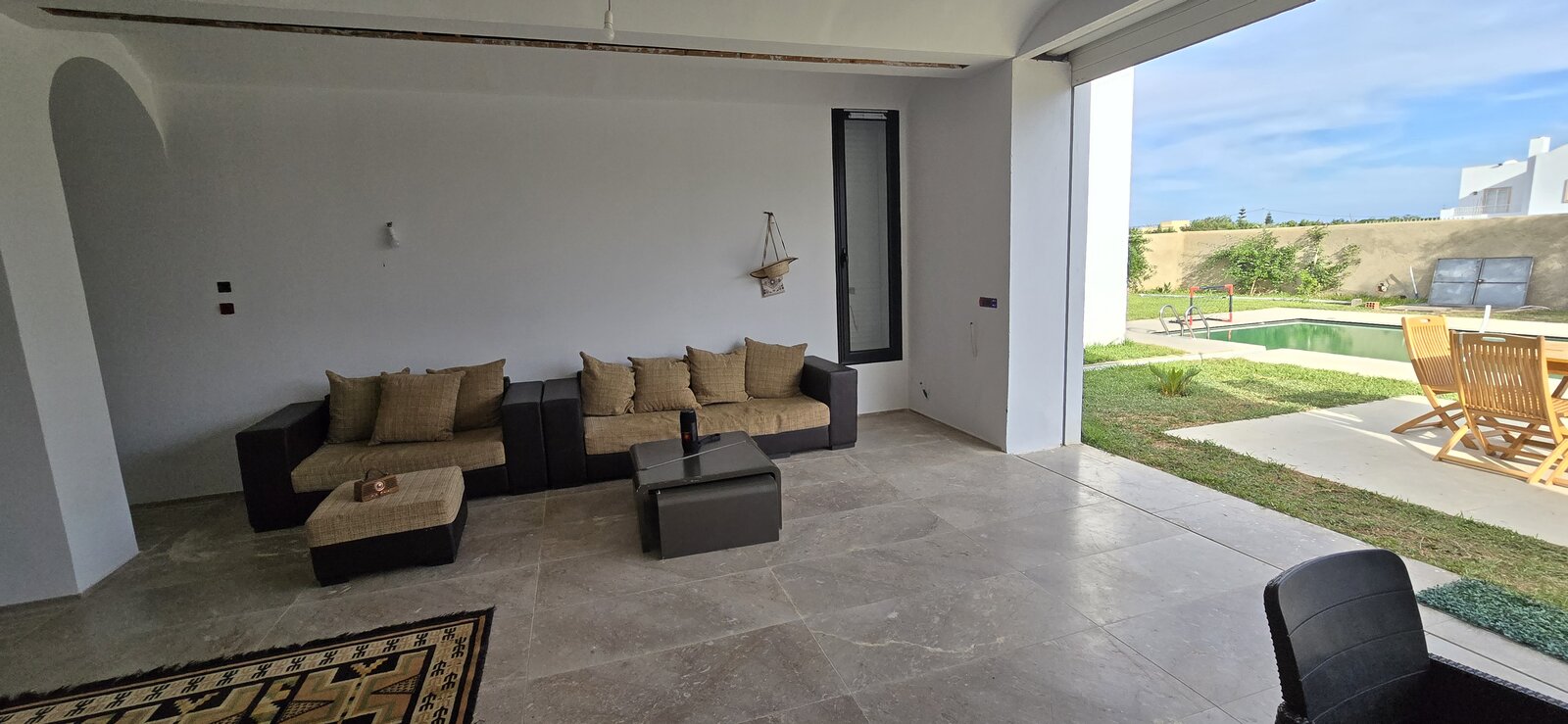 Salon et terrasse avec vue sur la piscine, Dar Sekia