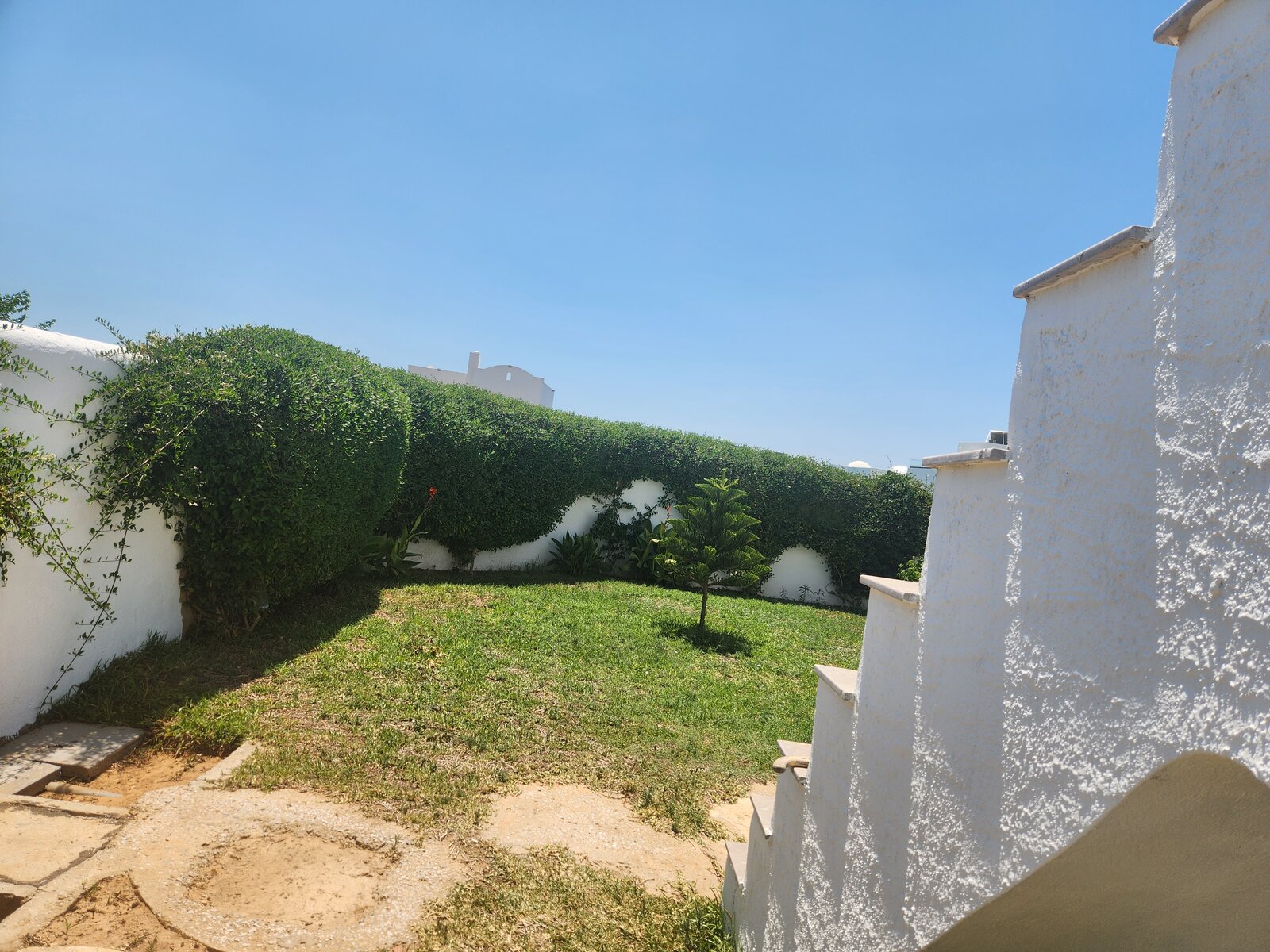 Jardin et escalier extérieur de la villa Dar Sekia