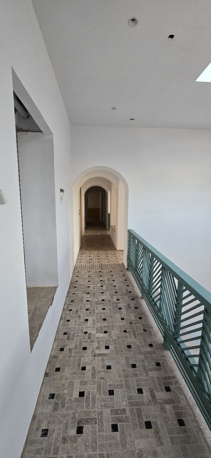 Couloir d'architecture arabesque moderne reliant les suites à l'étage