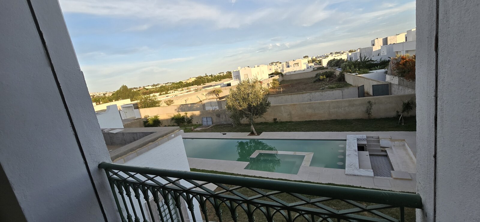 Vue sur la piscine depuis le balcon de la suite Myriam, villa Dar Sekia