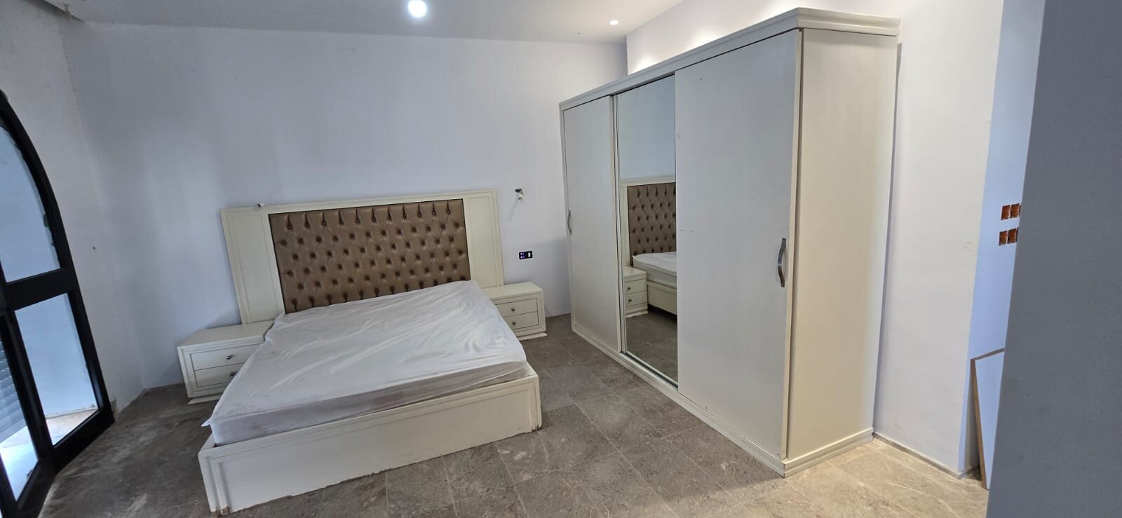 Chambre de la suite Aya avec armoire miroir, villa Dar Sekia