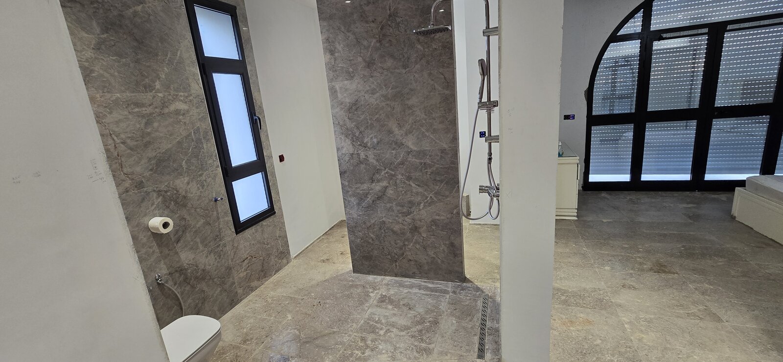 Salle de douche en marbre de la suite Aya, villa Dar Sekia
