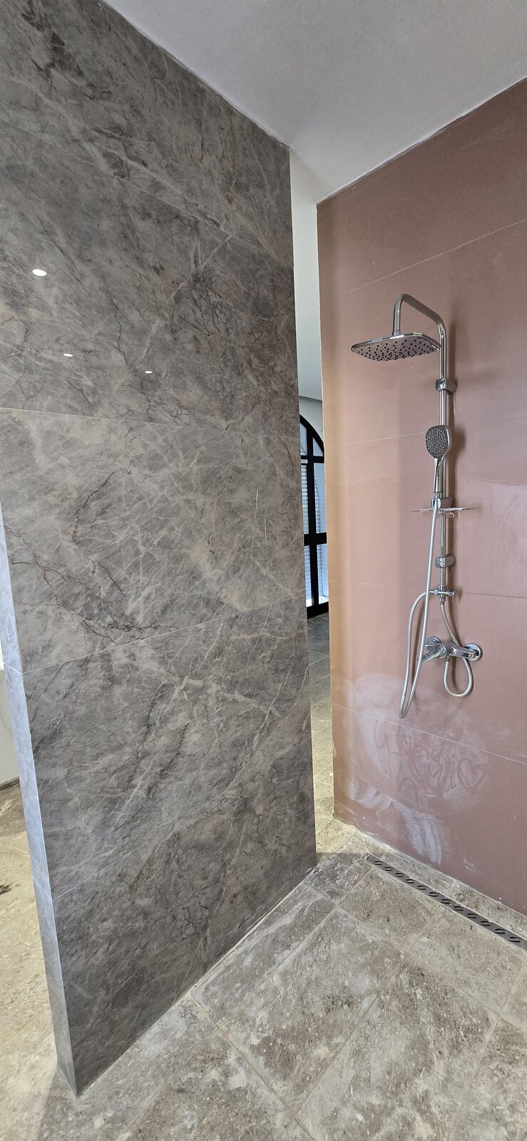 Douche à l'italienne en marbre, suite Aya, villa Dar Sekia