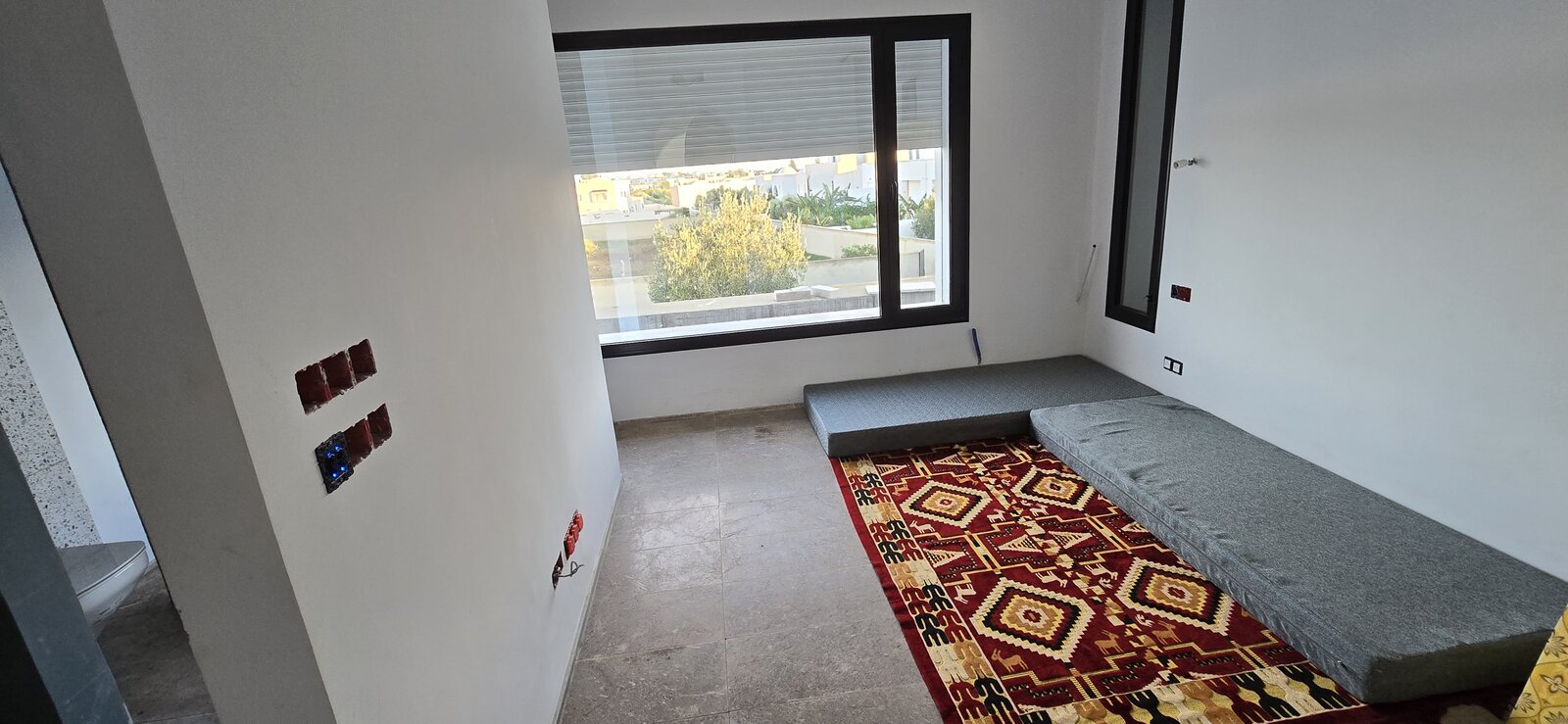 Coin banquette de la suite Sara avec vue dégagée, villa Dar Sekia