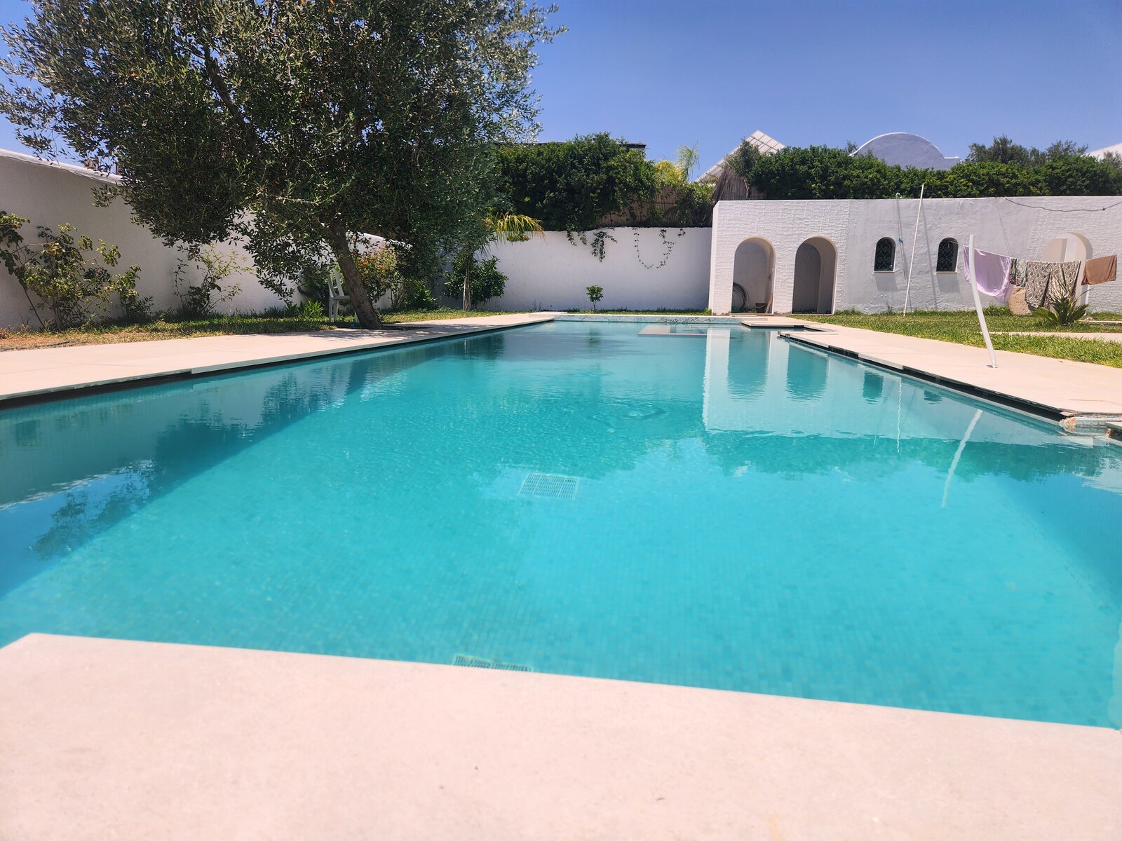 Piscine à l'eau turquoise claire, villa Dar Sekia Hammamet