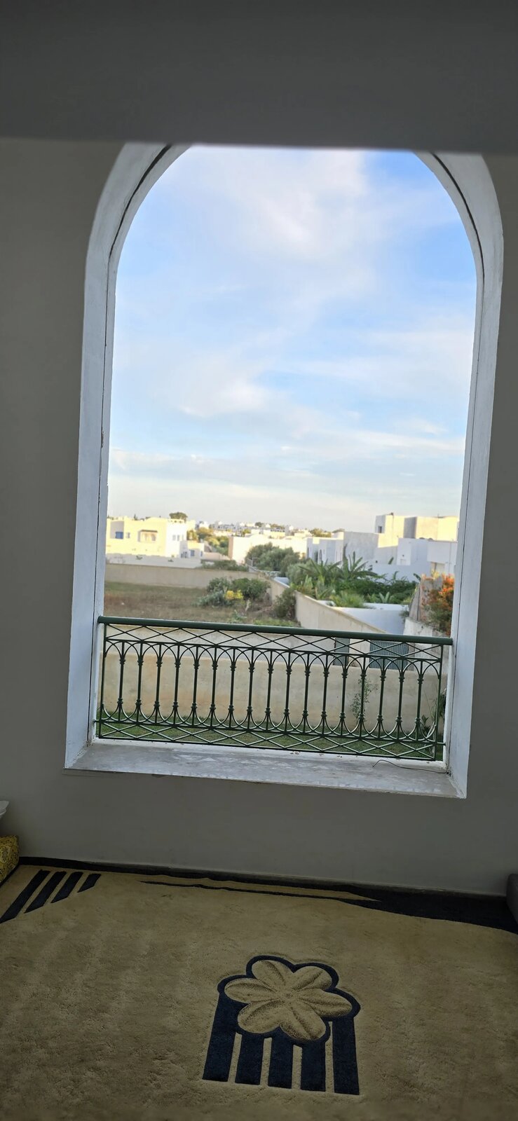 Fenêtre arquée et balcon de la suite Myriam avec vue dégagée, villa Dar Sekia