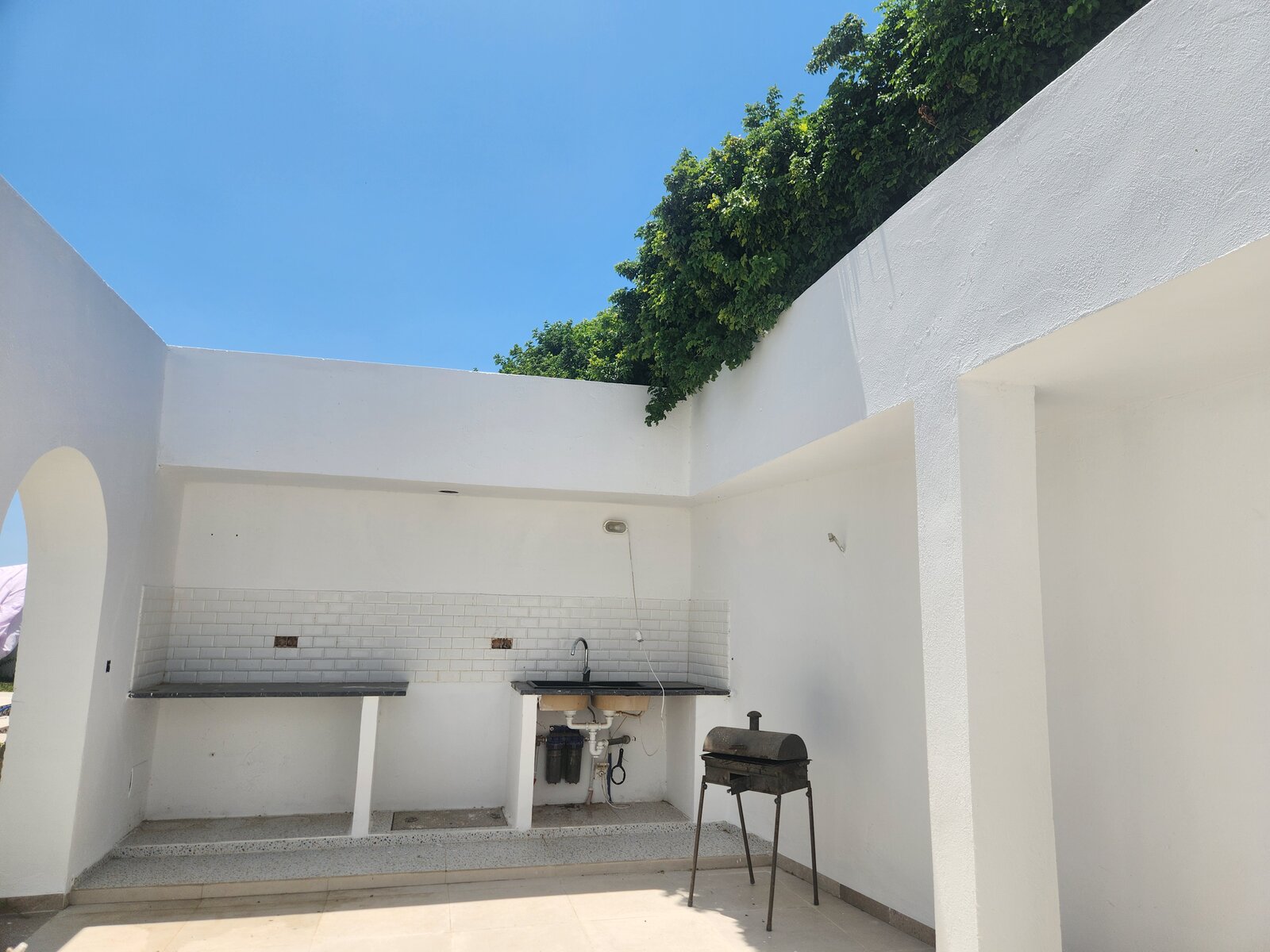 Cuisine d'été sous arcade avec barbecue, villa Dar Sekia