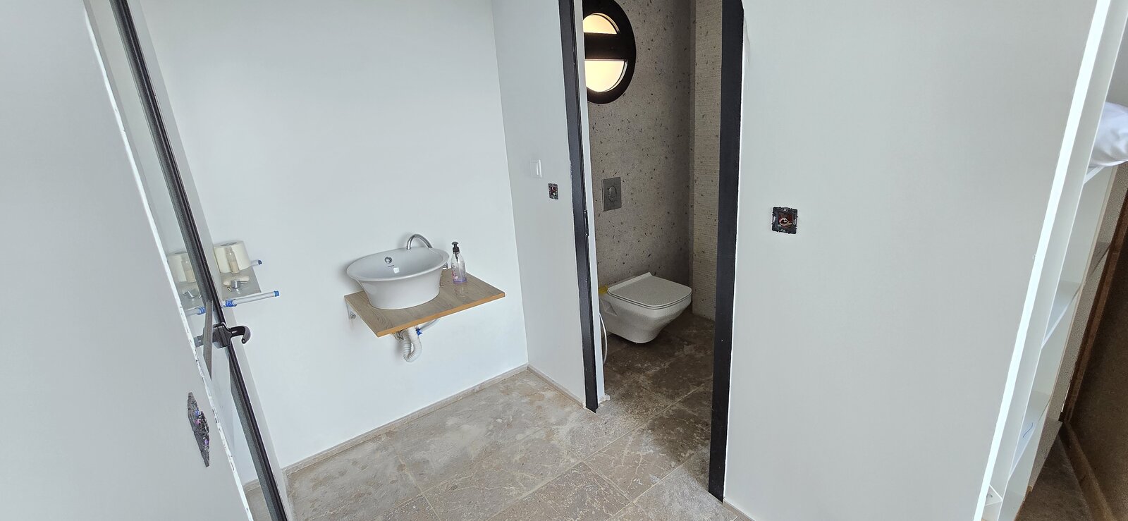Salle d'eau avec lavabo et WC, suite Myriam, villa Dar Sekia