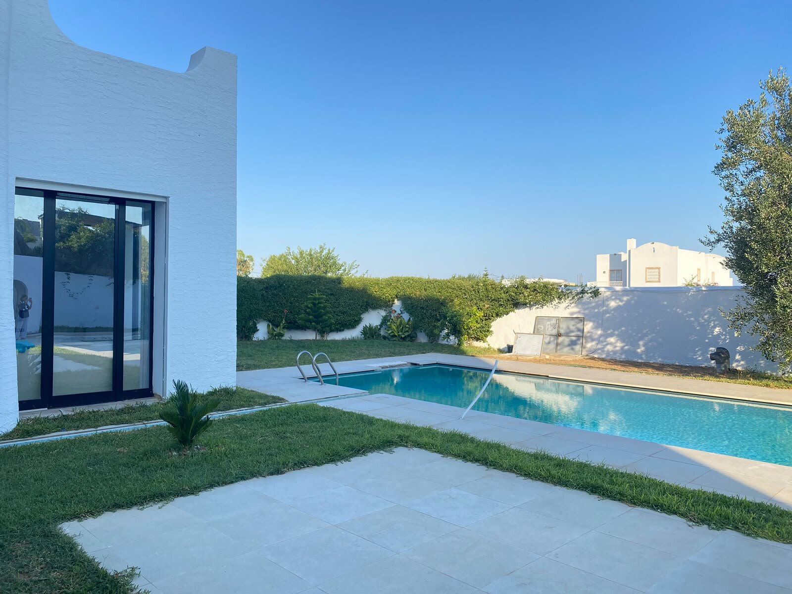 Vue latérale de la piscine depuis la terrasse, villa Dar Sekia Hammamet