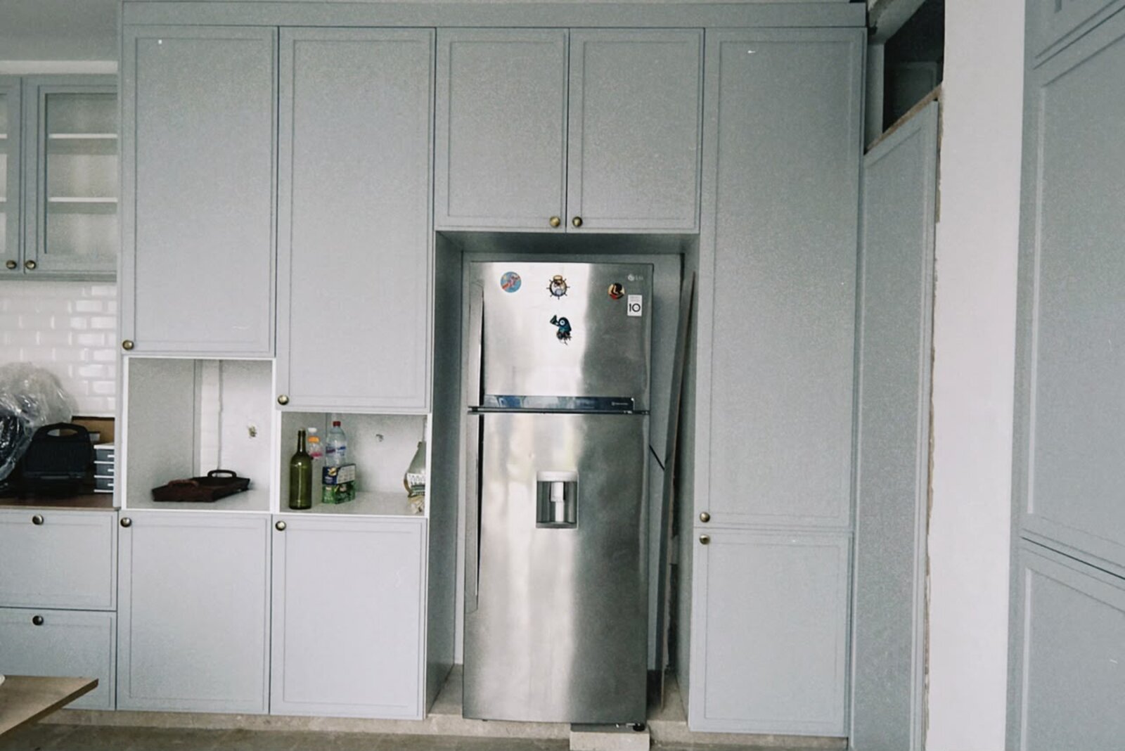 Grande cuisine équipée avec réfrigérateur intégré, villa Dar Sekia