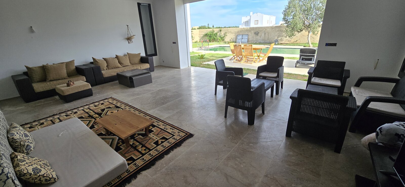 Grand salon ouvert sur la piscine, villa Dar Sekia Hammamet